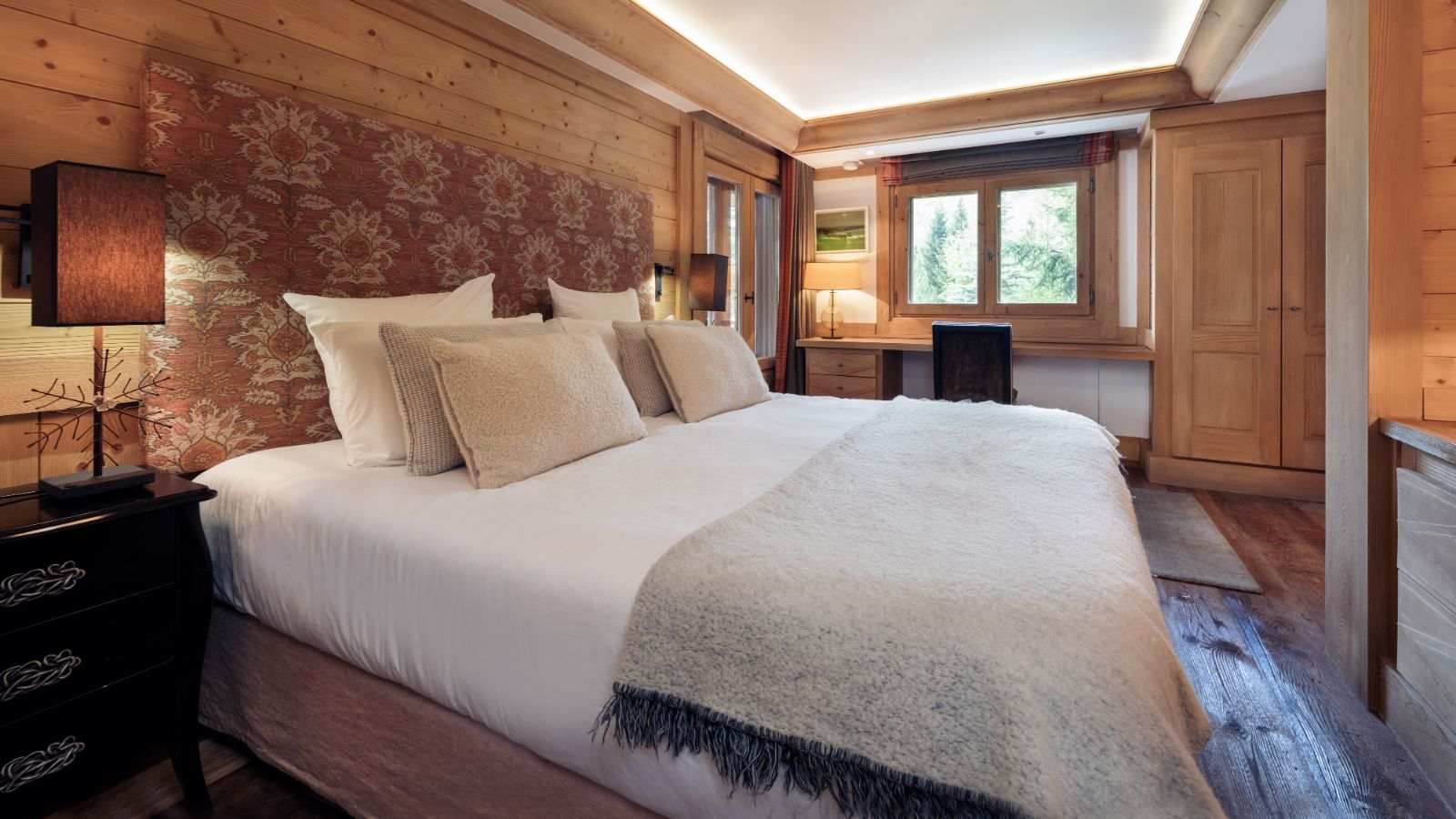 luxury-ski-chalets-meribel-oxford-ski-chalet-trois-ours-bedrooms (1).jpg