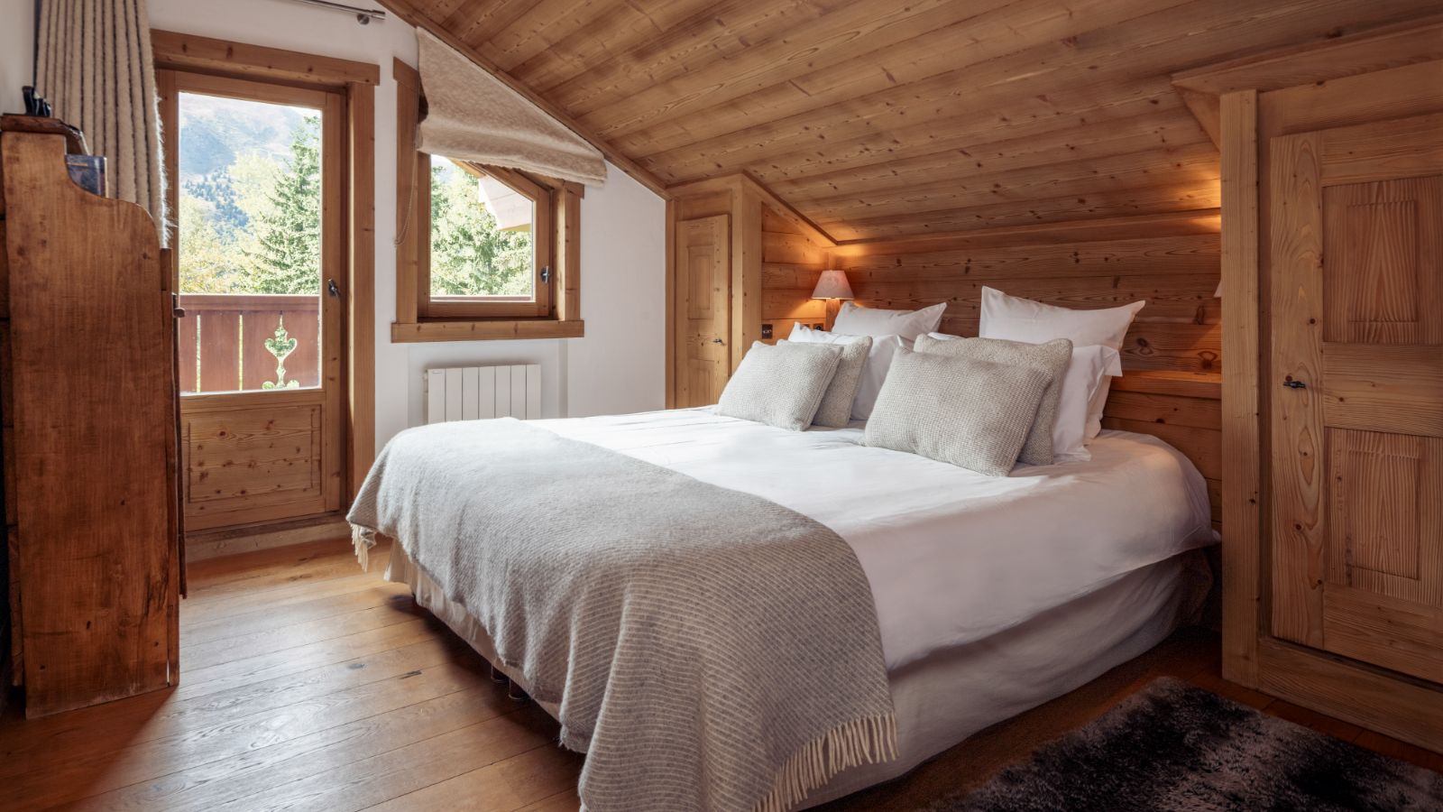 luxury-ski-chalets-meribel-oxford-ski-chalet-trois-ours-bedrooms (2).jpg