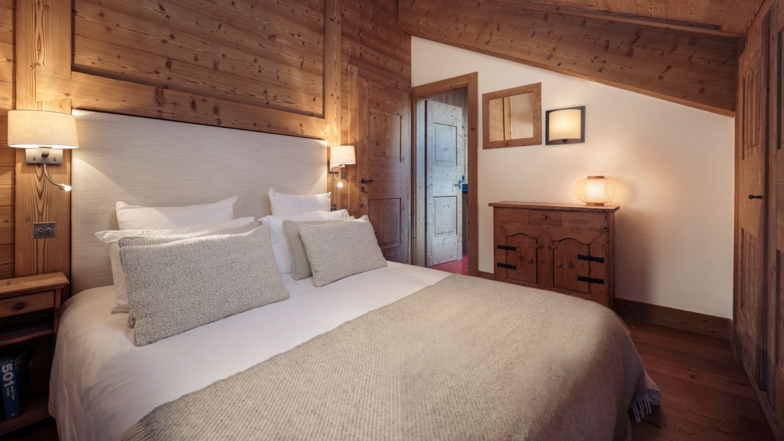 luxury-ski-chalets-meribel-oxford-ski-chalet-trois-ours-bedrooms (3).jpg