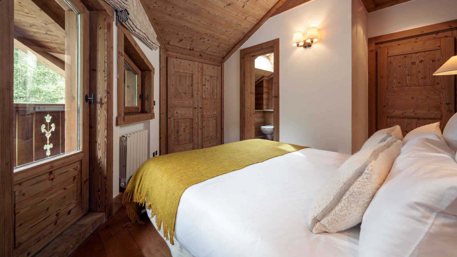 luxury-ski-chalets-meribel-oxford-ski-chalet-trois-ours-bedrooms (5).jpg