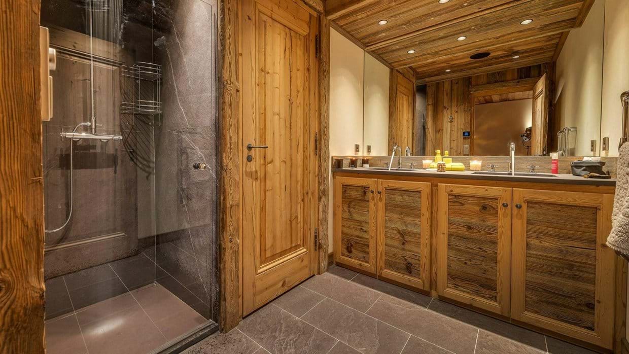 Luxury-Ski-Chalet-Val-d-Isere-Chalet-Husky-Oxford-Ski-Bathroom.jpg