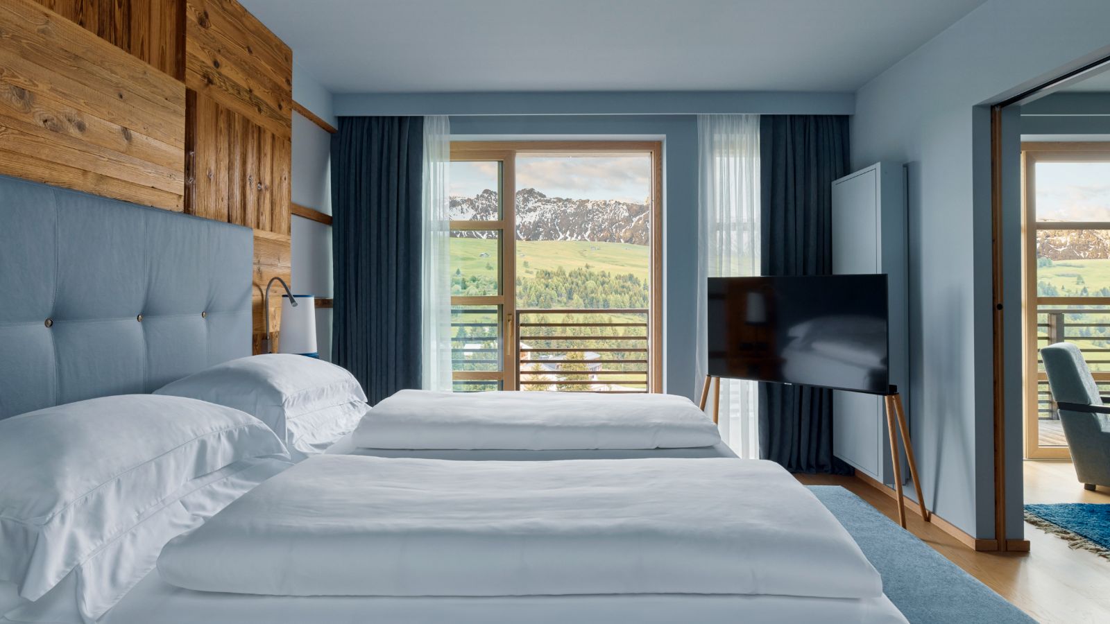 Luxury-Ski-Hotel-Alpe-Di-Siusi-COMO-Alpina-Dolomites-Oxford-Ski-Bedroom (10).jpg