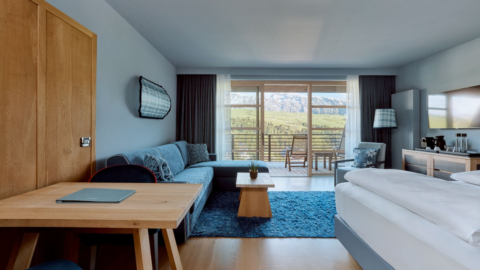 Luxury-Ski-Hotel-Alpe-Di-Siusi-COMO-Alpina-Dolomites-Oxford-Ski-Bedroom (13).jpg