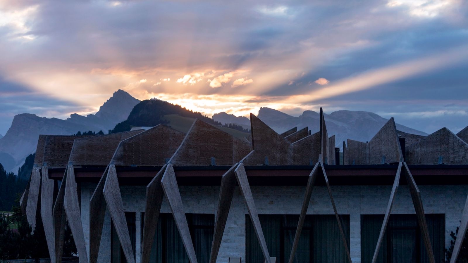 Luxury-Ski-Hotel-Alpe-Di-Siusi-COMO-Alpina-Dolomites-Oxford-Ski-Exterior.jpg