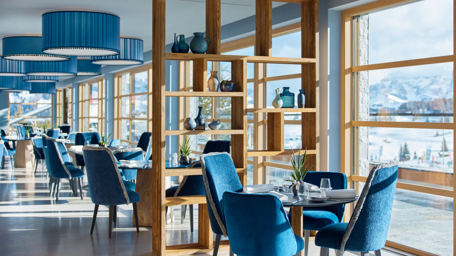 Luxury-Ski-Hotel-Alpe-Di-Siusi-COMO-Alpina-Dolomites-Oxford-Ski-Restaurant.jpg