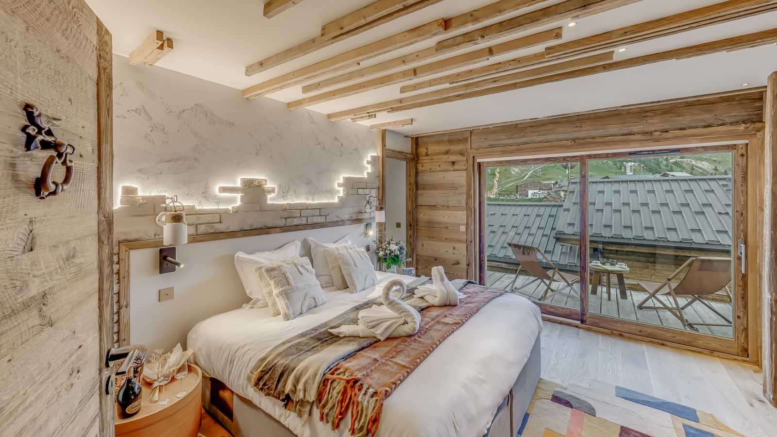 Luxury-Ski-Chalet-Tignes-Chalet-Sneg-Oxford-Ski-Bedroom (16).jpg