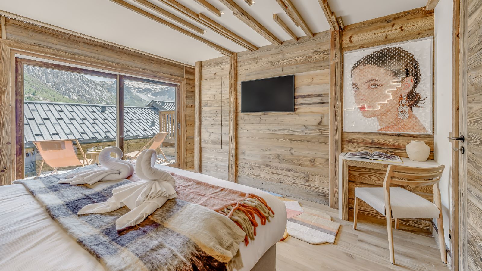 Luxury-Ski-Chalet-Tignes-Chalet-Sneg-Oxford-Ski-Bedroom.jpg