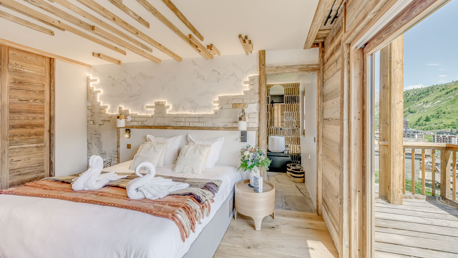 Luxury-Ski-Chalet-Tignes-Chalet-Sneg-Oxford-Ski-Bedroom (14).jpg