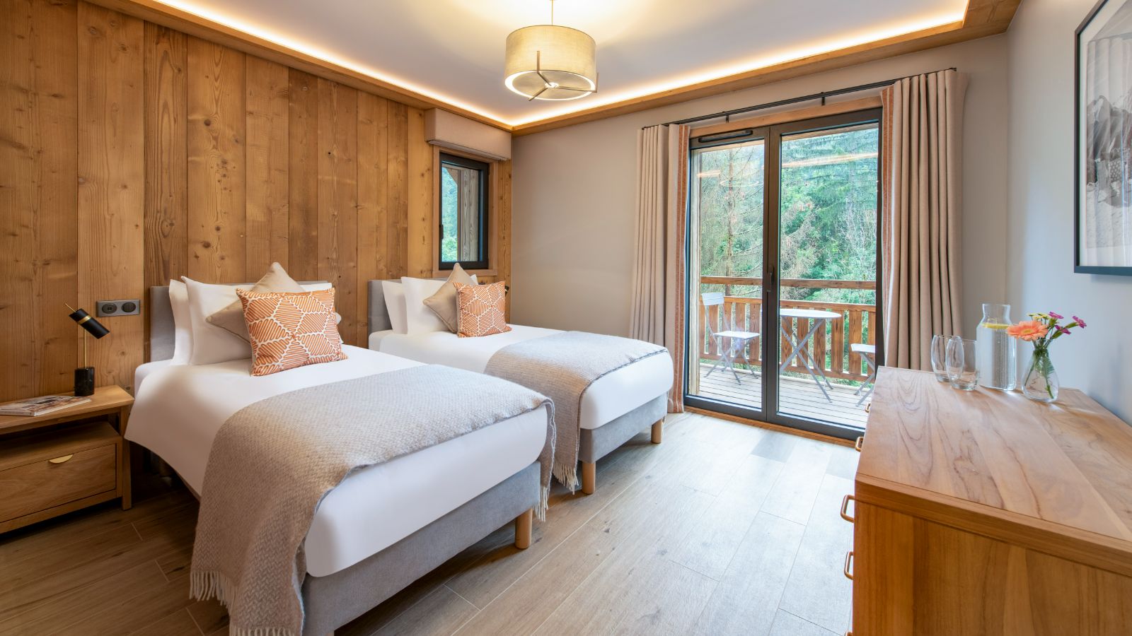 Luxury-Ski-Chalet-Morzine-Chalet-Cascades-Oxford-Ski-Bedroom (4).jpg