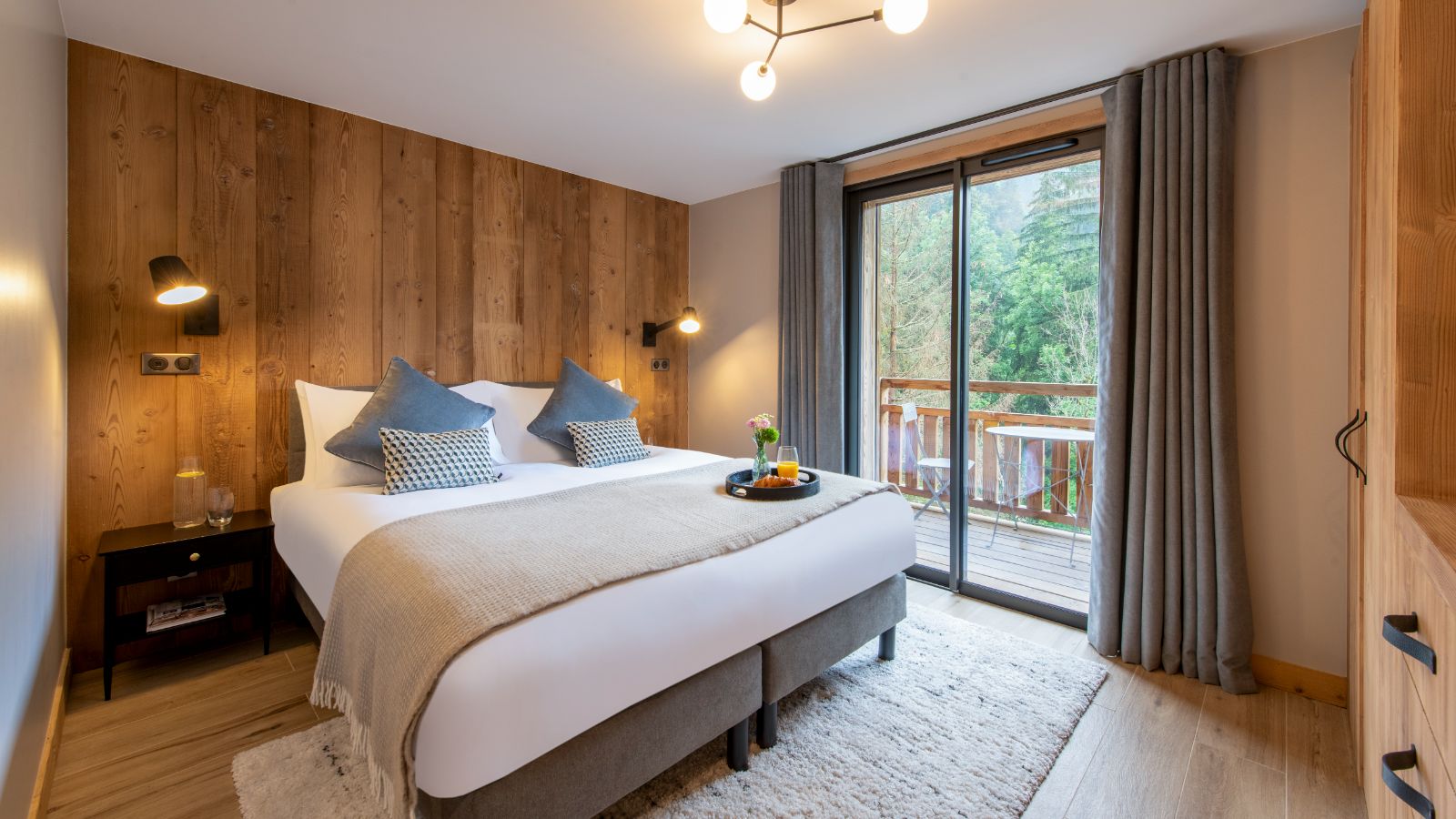 Luxury-Ski-Chalet-Morzine-Chalet-Cascades-Oxford-Ski-Bedroom (6).jpg