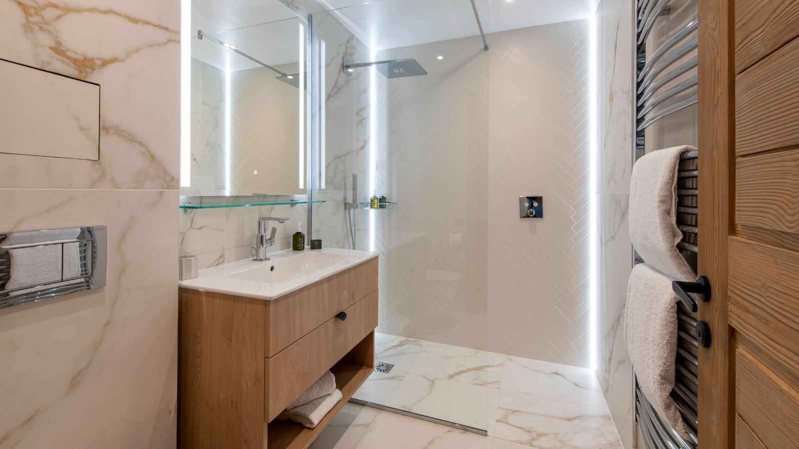 Luxury-Ski-Chalet-Morzine-Chalet-Cascades-Oxford-Ski-Bedroom (7).jpg