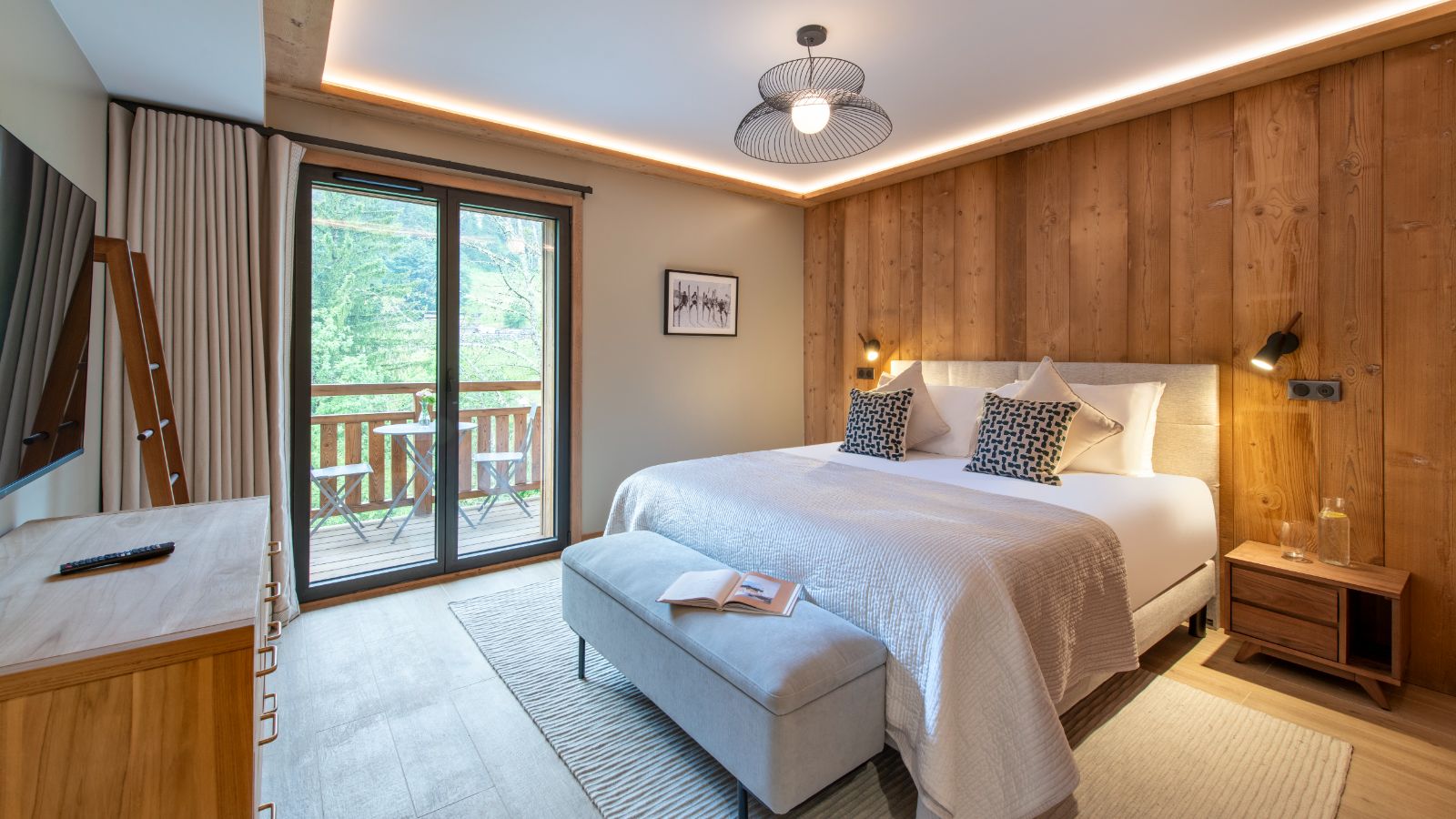 Luxury-Ski-Chalet-Morzine-Chalet-Cascades-Oxford-Ski-Bedroom (8).jpg