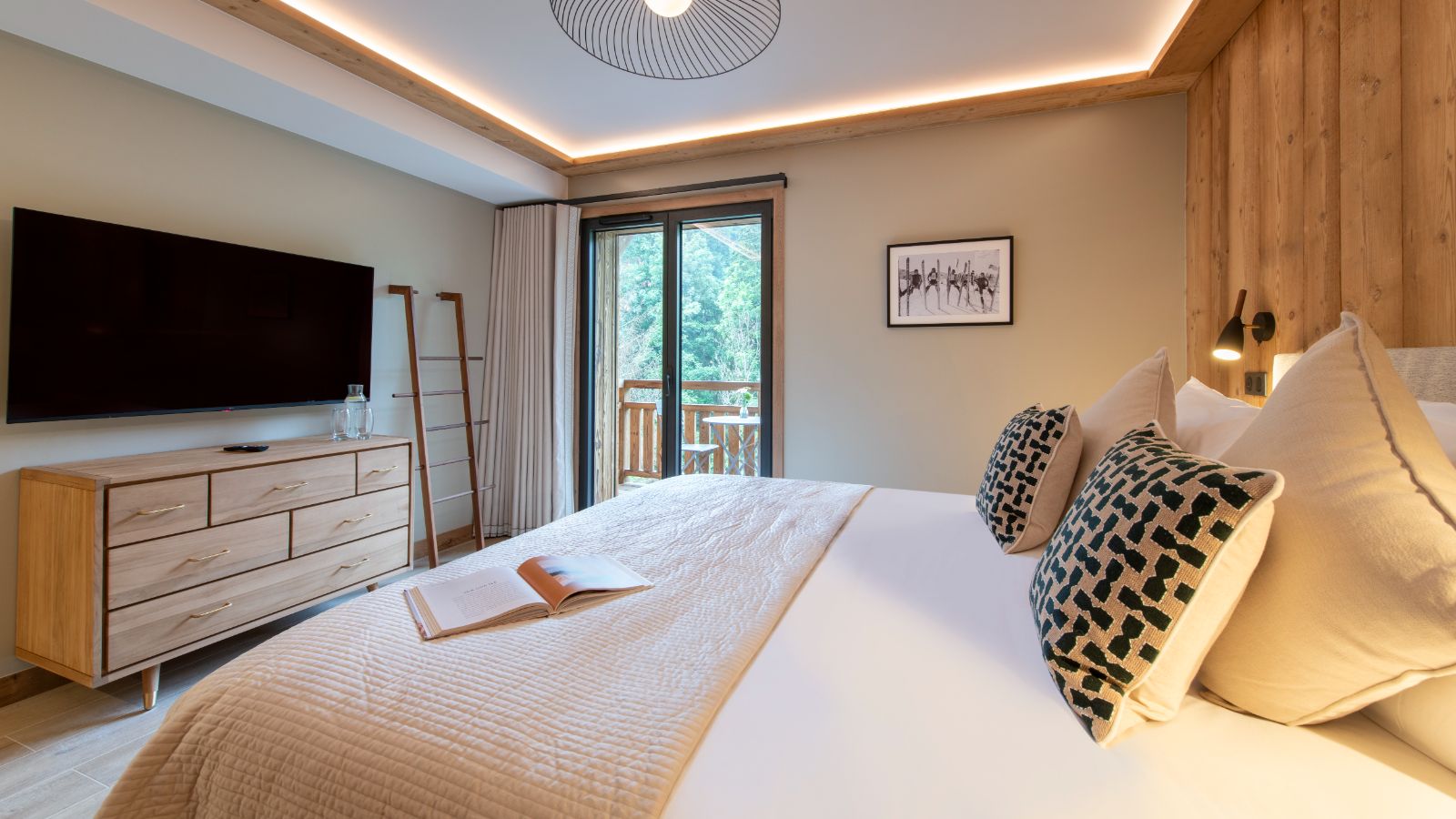 Luxury-Ski-Chalet-Morzine-Chalet-Cascades-Oxford-Ski-Bedroom (9).jpg