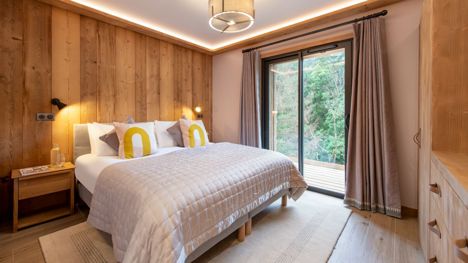 Luxury-Ski-Chalet-Morzine-Chalet-Cascades-Oxford-Ski-Bedroom (10).jpg