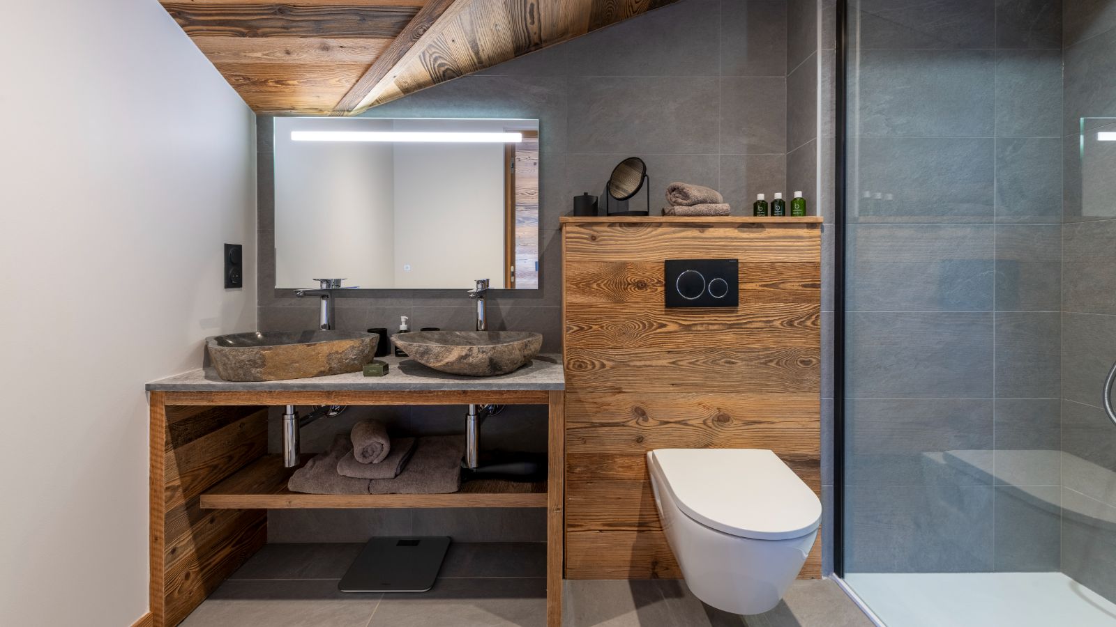 Luxury-Ski-Chalet-Les-Gets-Apartment-Chavinaud-Oxford-Ski-Bathroom2.jpg