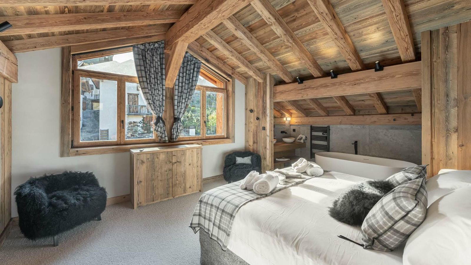 luxury-ski-chalet-st-martin-de-belleville-chalet-ferme-dedouard-oxford-ski-bedroom (7).jpg