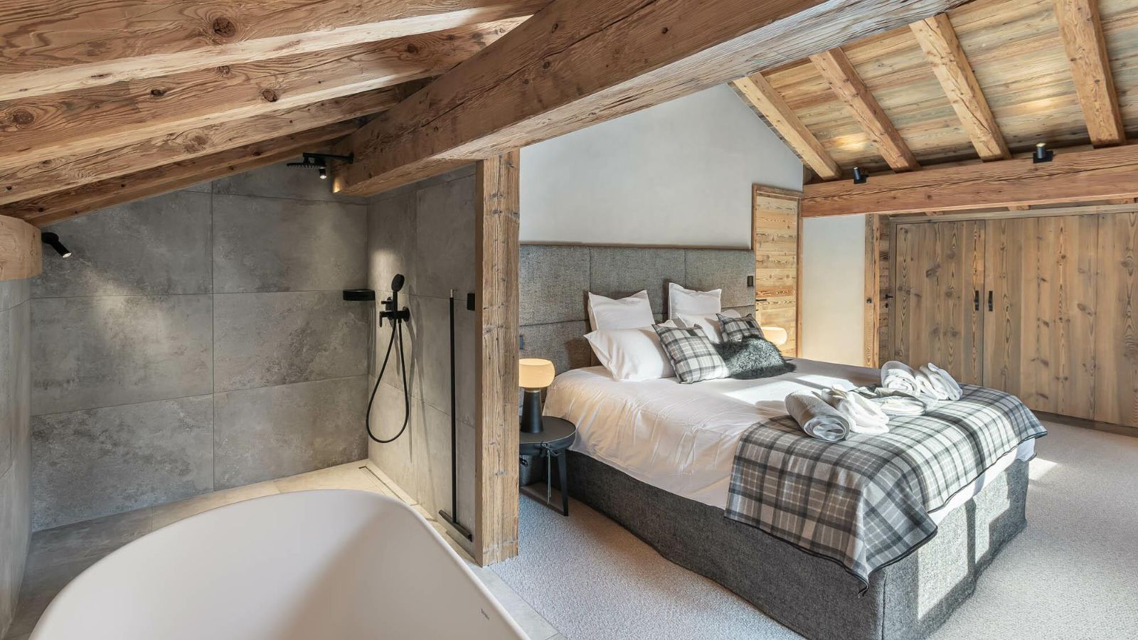 luxury-ski-chalet-st-martin-de-belleville-chalet-ferme-dedouard-oxford-ski-bedroom (9).jpg