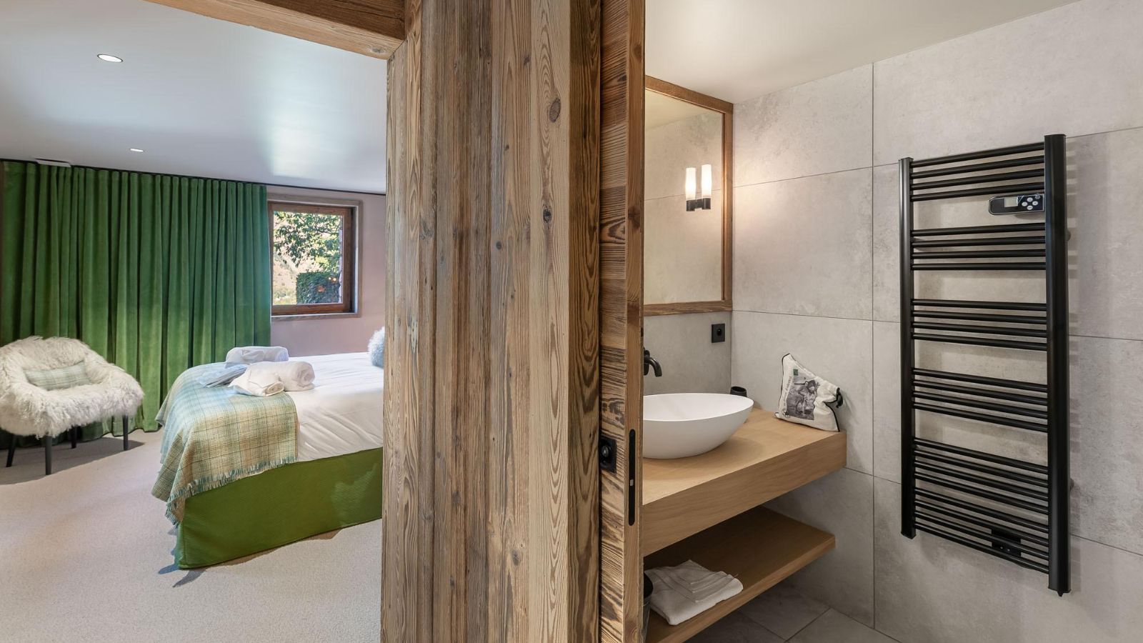 luxury-ski-chalet-st-martin-de-belleville-chalet-ferme-dedouard-oxford-ski-bedroom (10).jpg