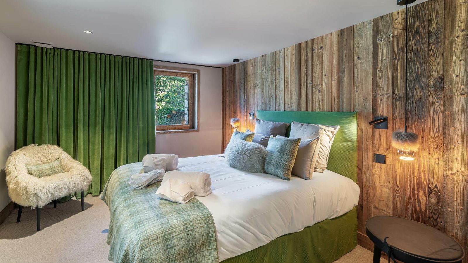 luxury-ski-chalet-st-martin-de-belleville-chalet-ferme-dedouard-oxford-ski-bedroom (11).jpg