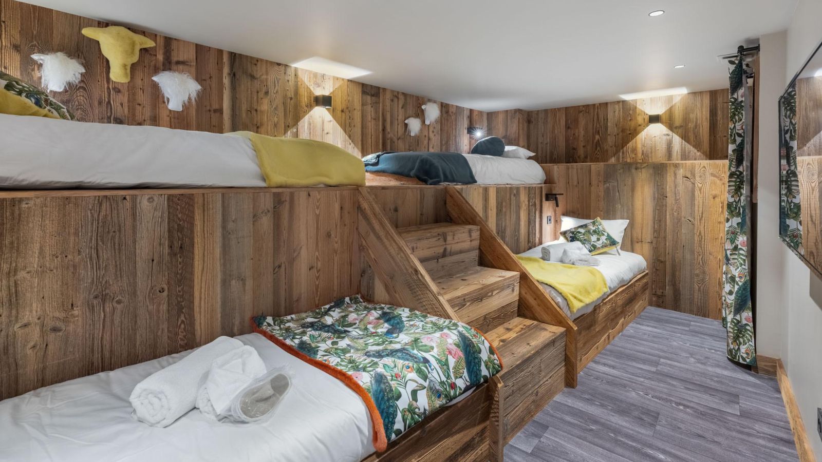 luxury-ski-chalet-st-martin-de-belleville-chalet-ferme-dedouard-oxford-ski-bunk-room (1).jpg