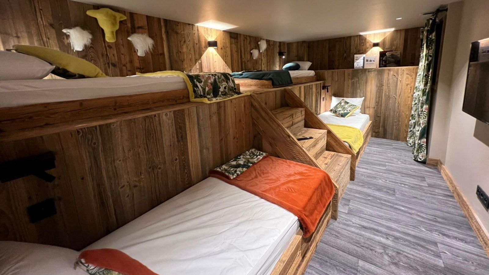 luxury-ski-chalet-st-martin-de-belleville-chalet-ferme-dedouard-oxford-ski-bunk-room (2).jpg