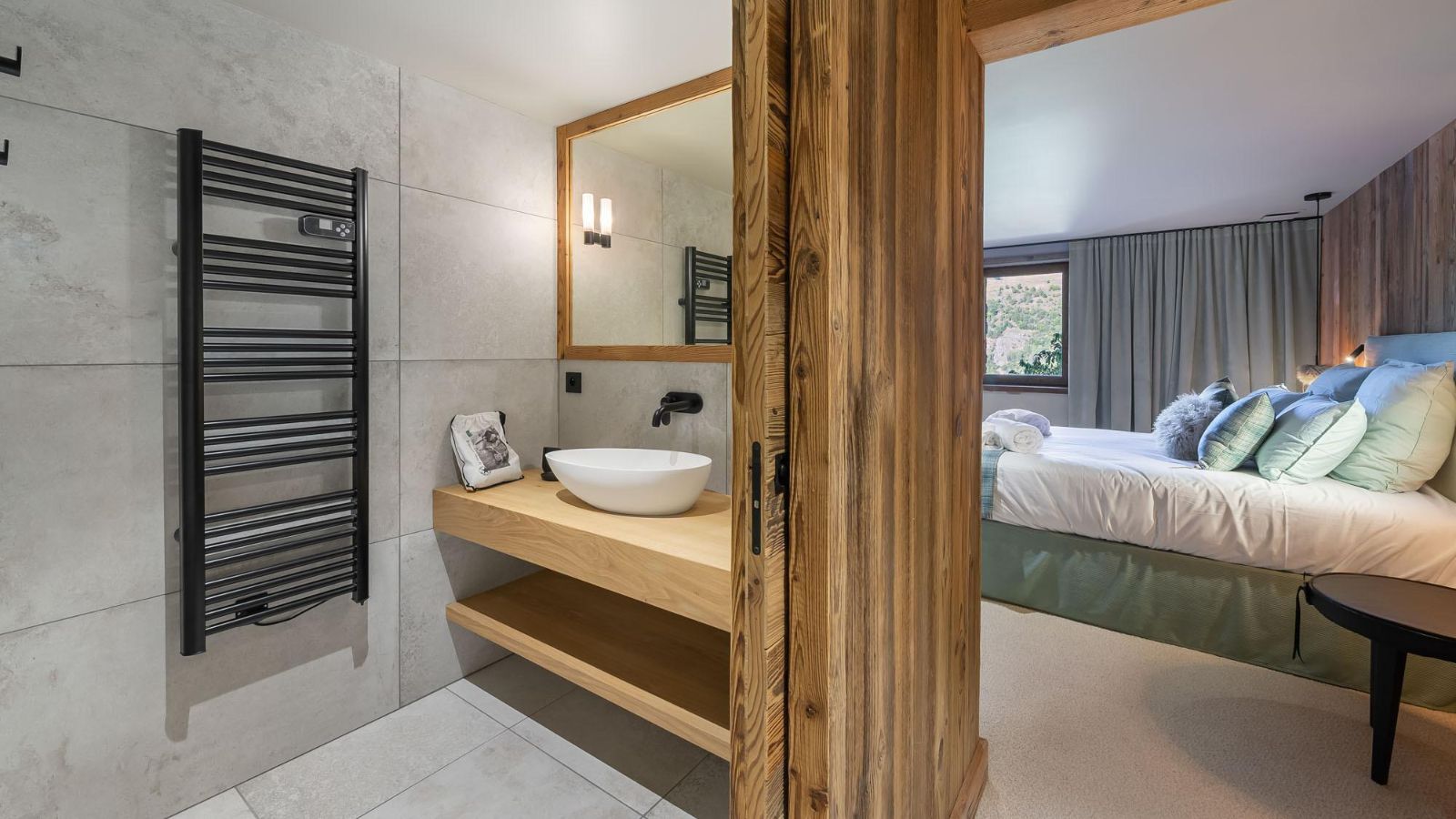 luxury-ski-chalet-st-martin-de-belleville-chalet-ferme-dedouard-oxford-ski-bedroom (4).jpg