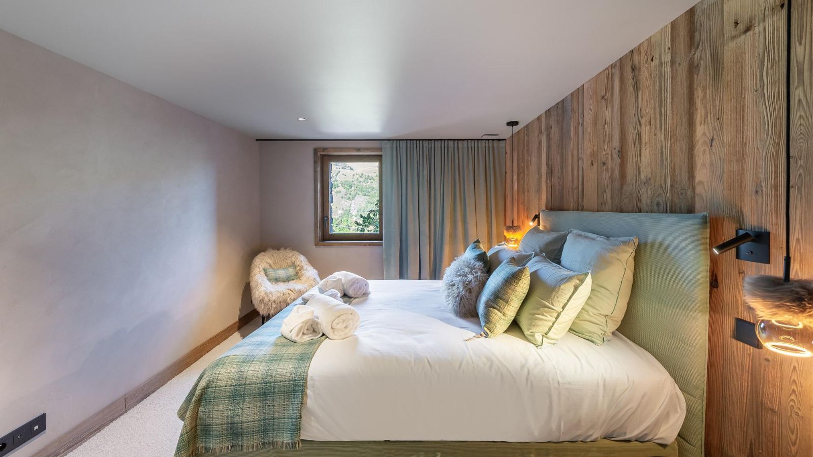 luxury-ski-chalet-st-martin-de-belleville-chalet-ferme-dedouard-oxford-ski-bedroom (5).jpg