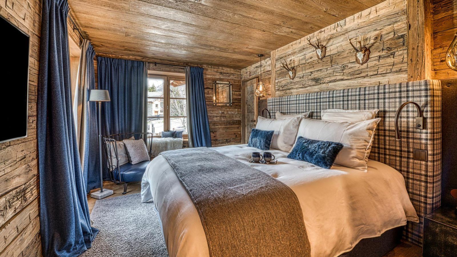 Luxury-Ski-Chalet-Val-D-Isere-Chalet-Markhor-Oxford-Ski-Bedroom (4).jpg