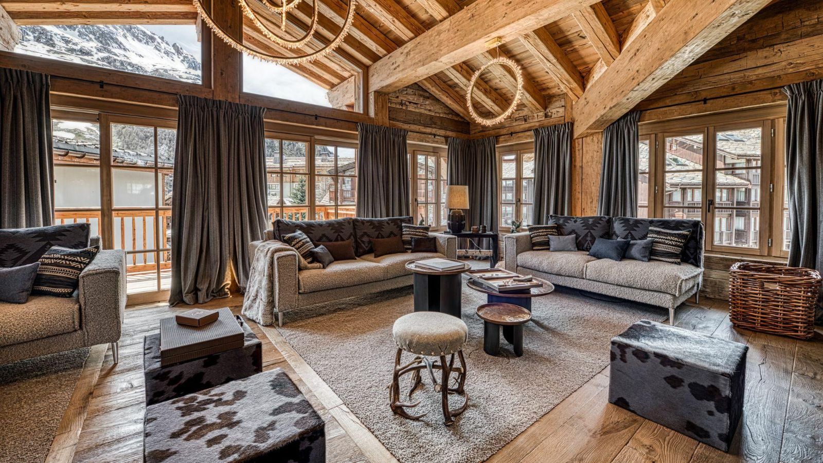 Luxury-Ski-Chalet-Val-D-Isere-Chalet-Markhor-Oxford-Ski-Lounge.jpg
