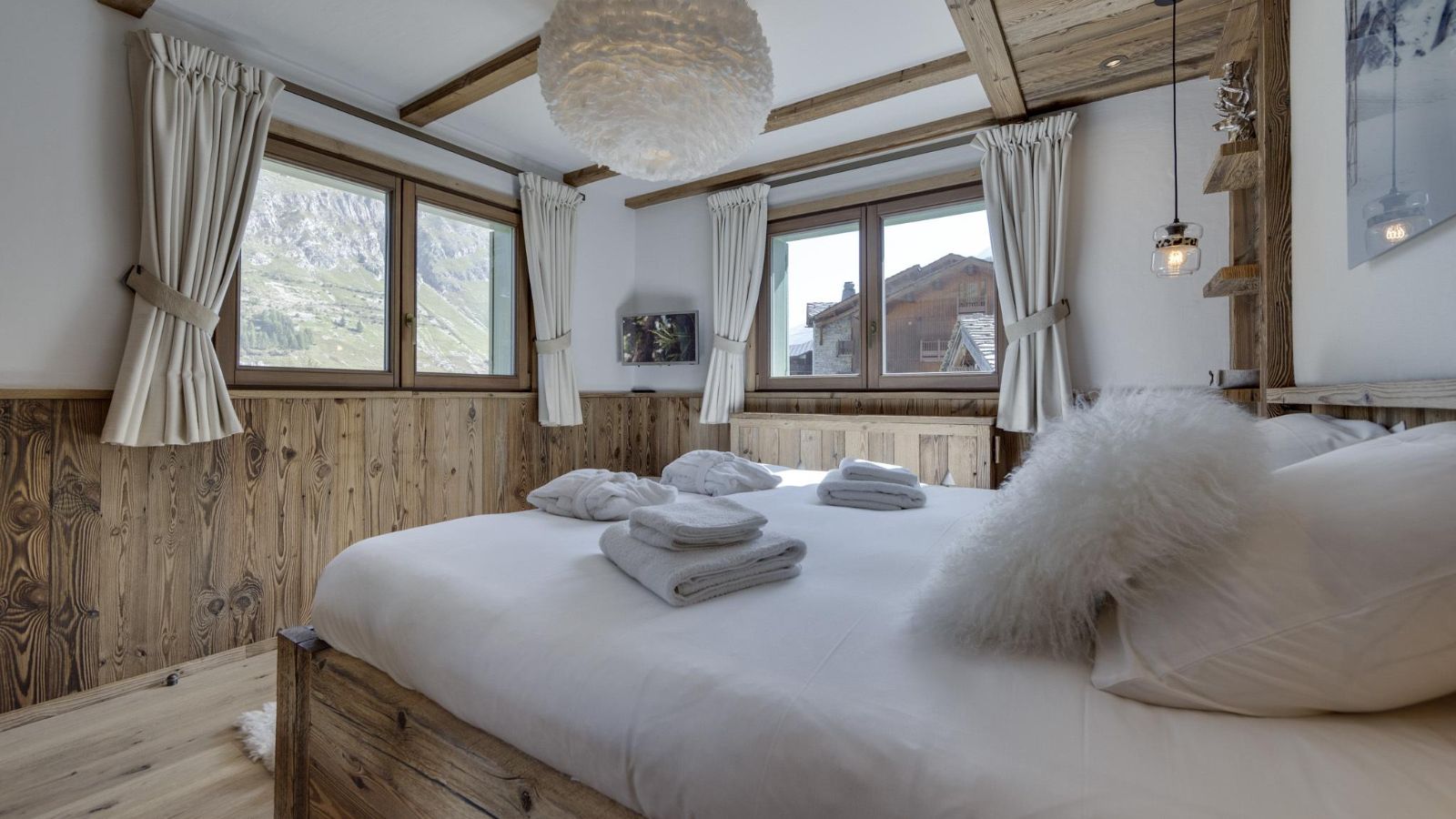 Luxury-Ski-Chalet-Val-D-Isere-Chalet-Neve-Oxford-Ski-Bedroom (2).jpg