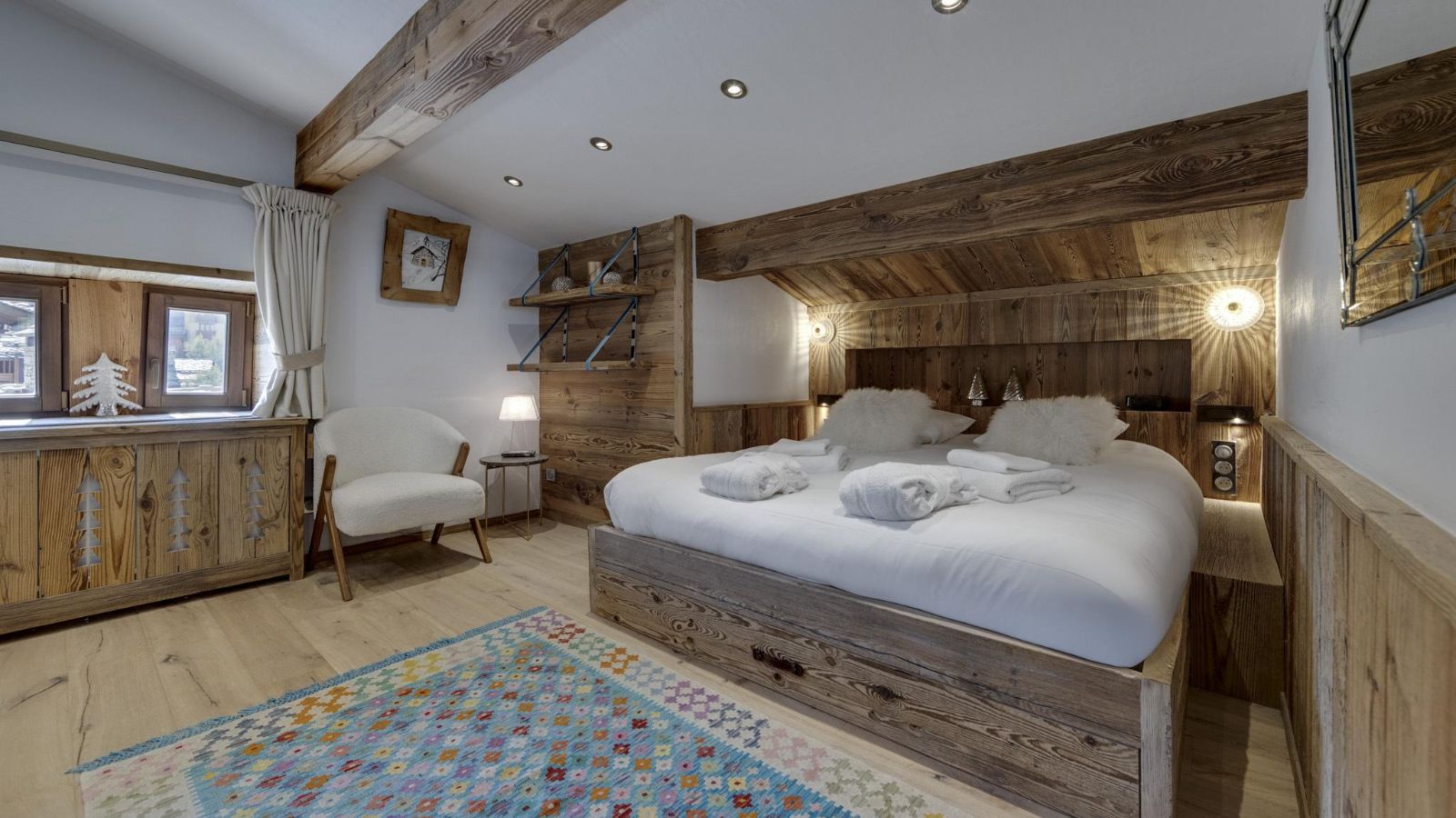 Luxury-Ski-Chalet-Val-D-Isere-Chalet-Neve-Oxford-Ski-Bedroom (6).jpg