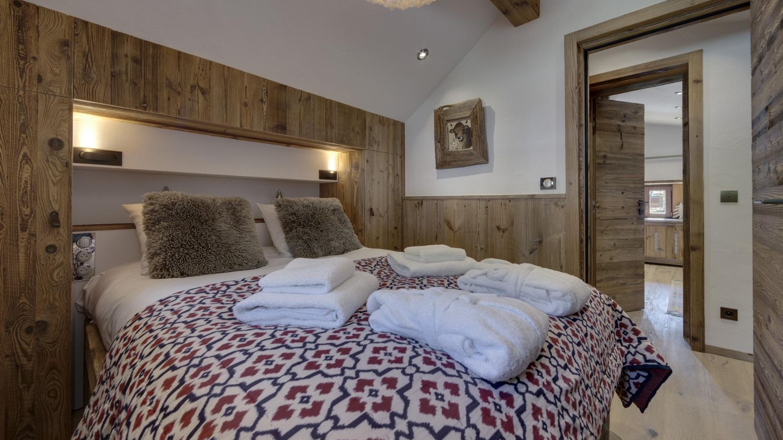 Luxury-Ski-Chalet-Val-D-Isere-Chalet-Neve-Oxford-Ski-Bedroom (8).jpg