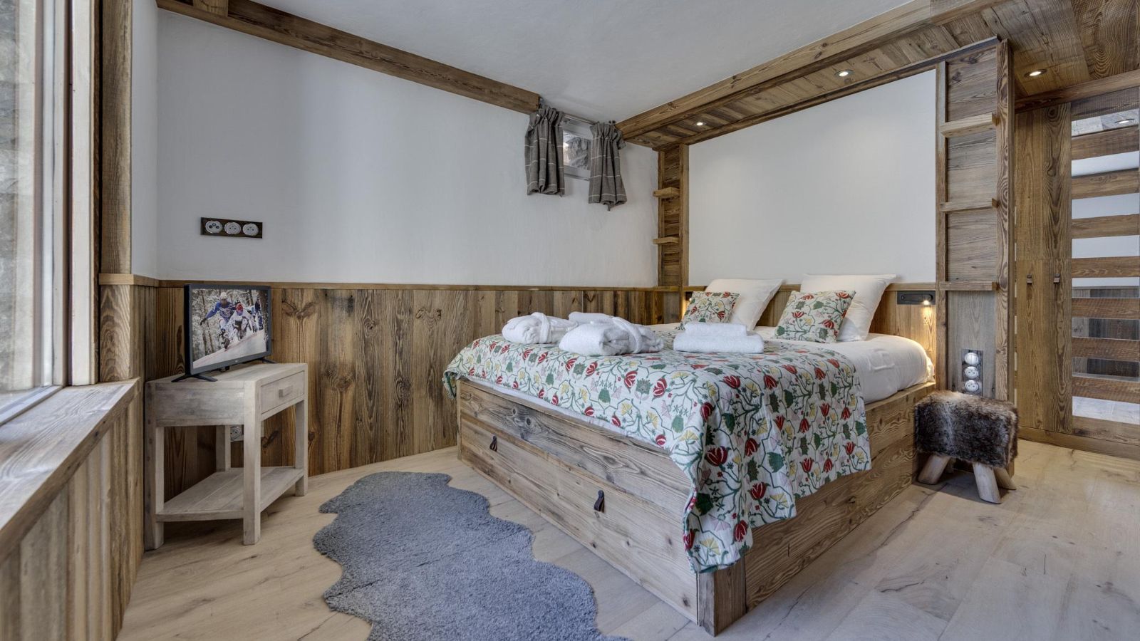 Luxury-Ski-Chalet-Val-D-Isere-Chalet-Neve-Oxford-Ski-Bedroom (21).jpg