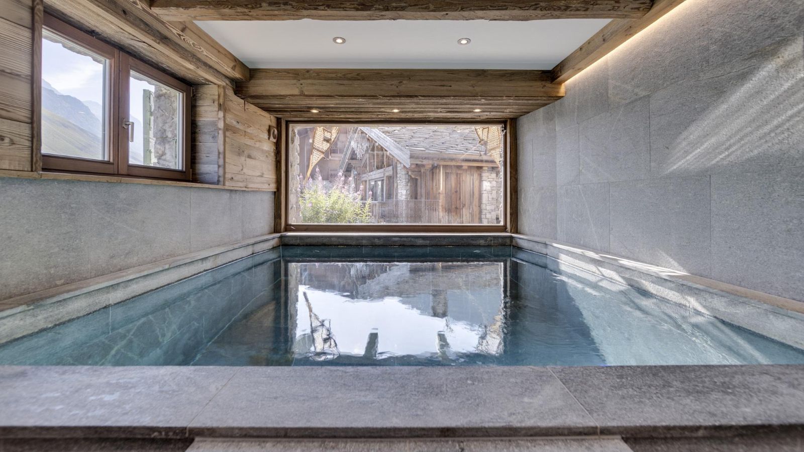 Luxury-Ski-Chalet-Val-D-Isere-Chalet-Neve-Oxford-Ski-Pool.jpg