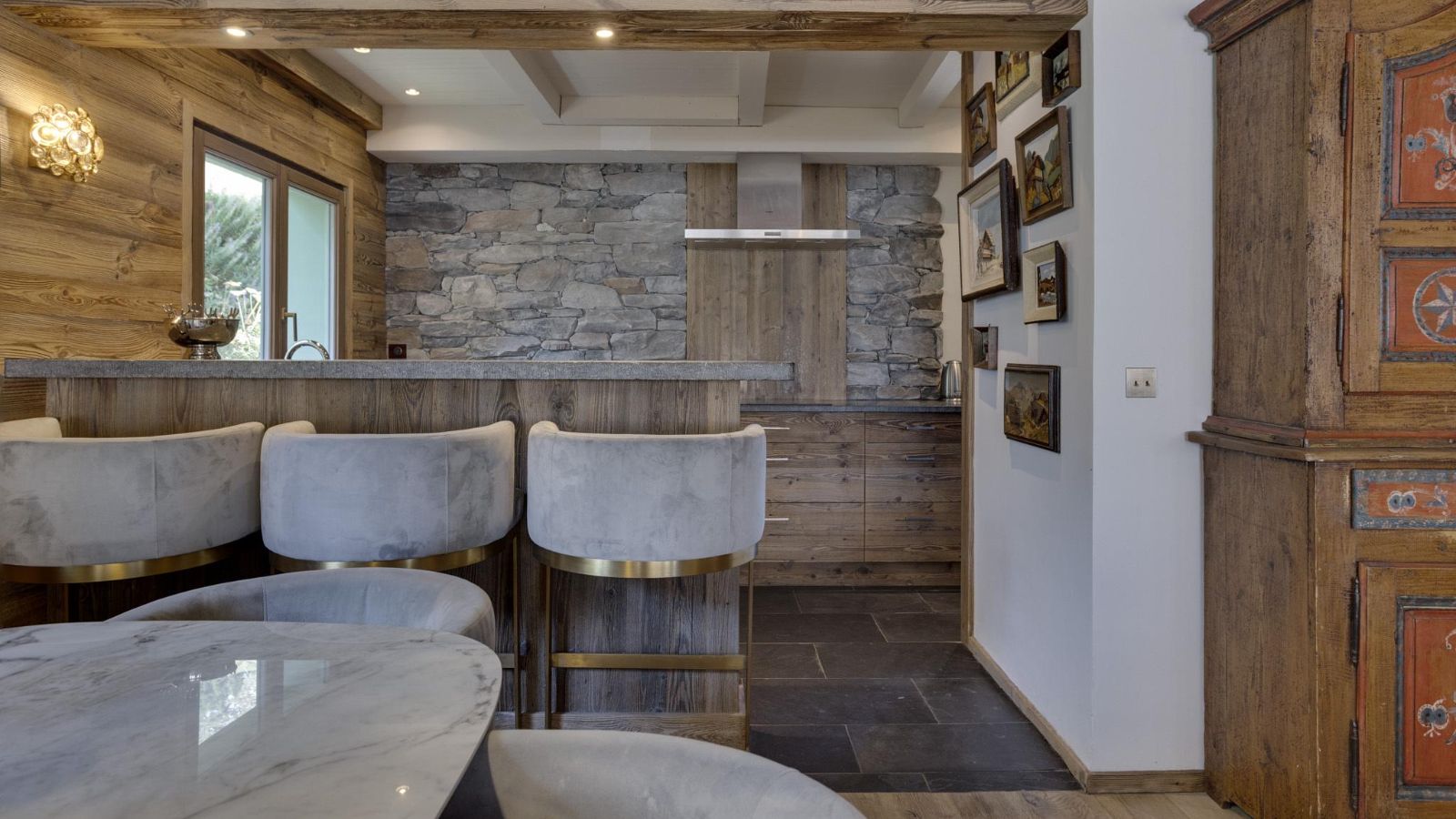 Luxury-Ski-Chalet-Val-D-Isere-Chalet-Neve-Oxford-Ski-Bar.jpg