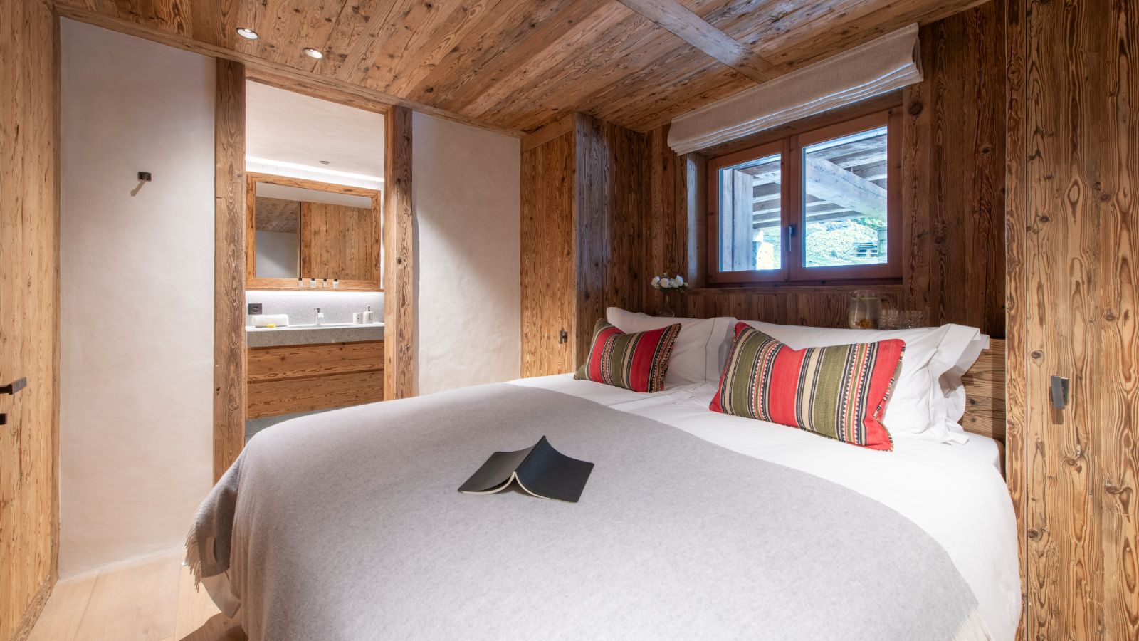 Luxury-Ski-Chalet-Verbier-Chalet-La-Rochette-Oxford-Ski-Bedroom (15).jpg