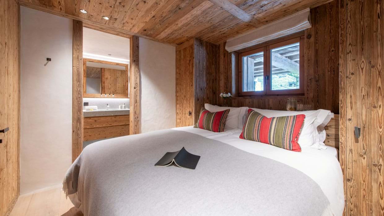 Luxury-Ski-Chalet-Verbier-Chalet-La-Rochette-Oxford-Ski-Bedroom (15).jpg