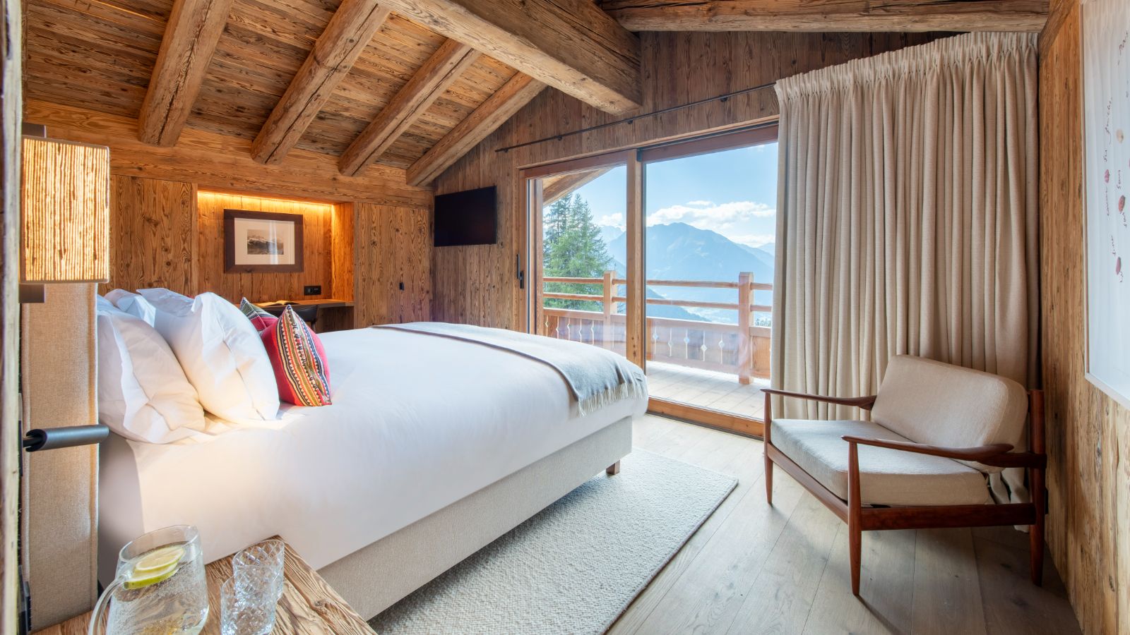 Luxury-Ski-Chalet-Verbier-Chalet-La-Rochette-Oxford-Ski-Bedroom (20).jpg