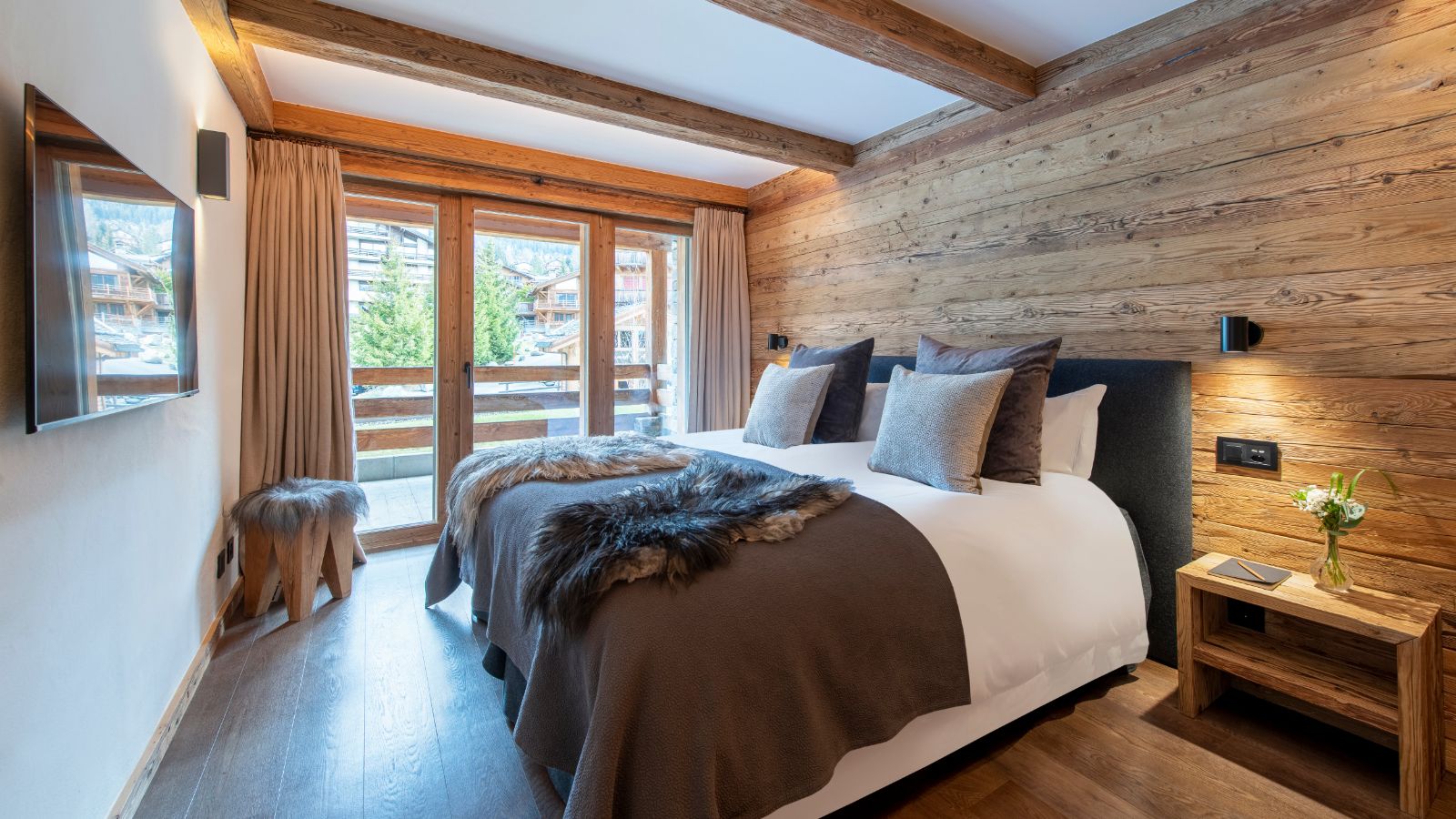 Luxury-Ski-Chalet-Verbier-Victoria-111-Oxford-Ski-Bedroom (1).jpg