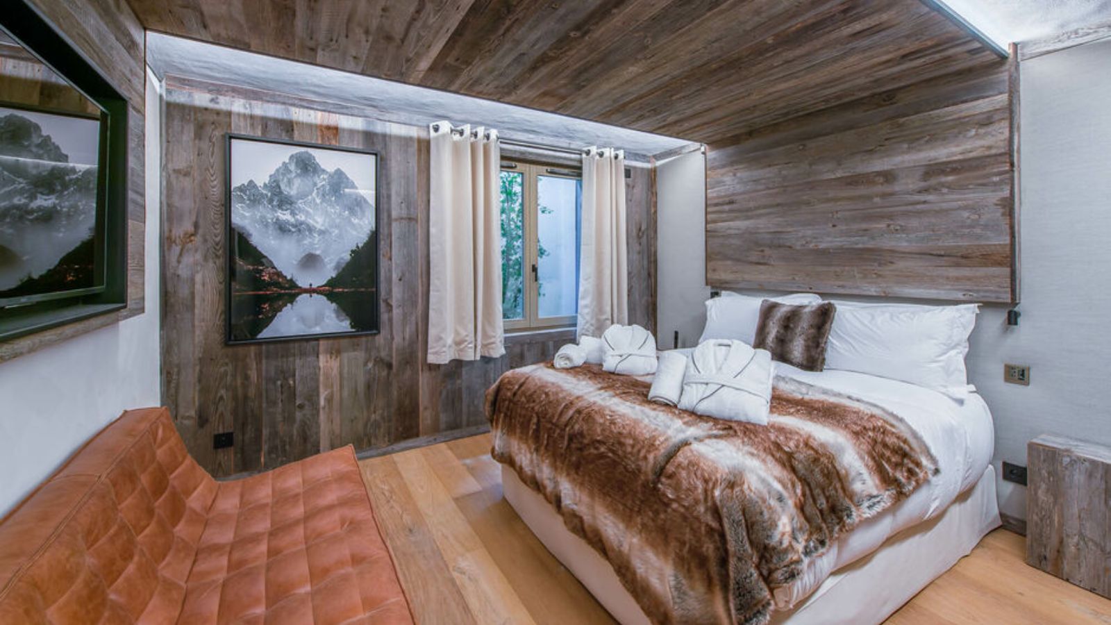 Luxury-Ski-Chalet-Megeve-Chalet-Le-Lodge-Oxford-Ski-Bedroom (15).jpg
