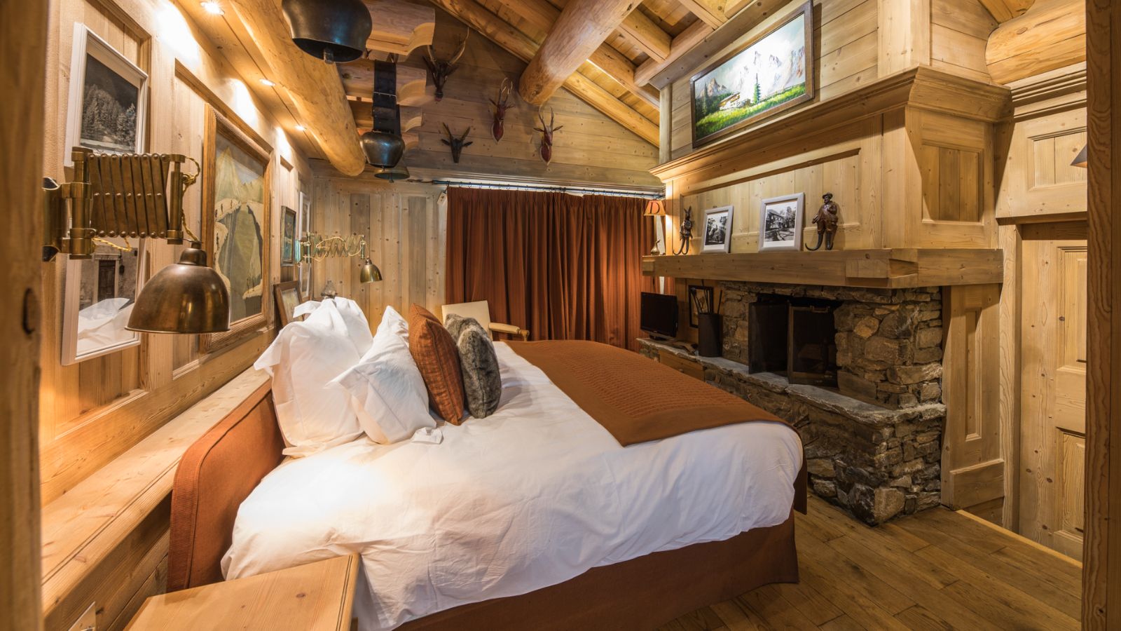 Luxury-Ski-Chalet-Val-I-Sere-Chalet-Montana-Oxford-Ski-Bedroom (20).jpg