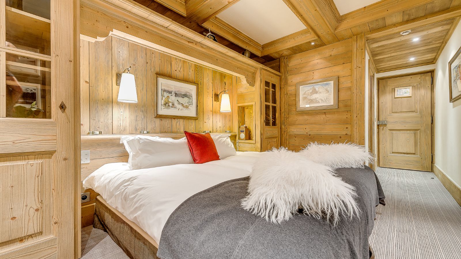 Luxury-Ski-Chalet-Val-I-Sere-Chalet-Montana-Oxford-Ski-Bedroom (54).jpg
