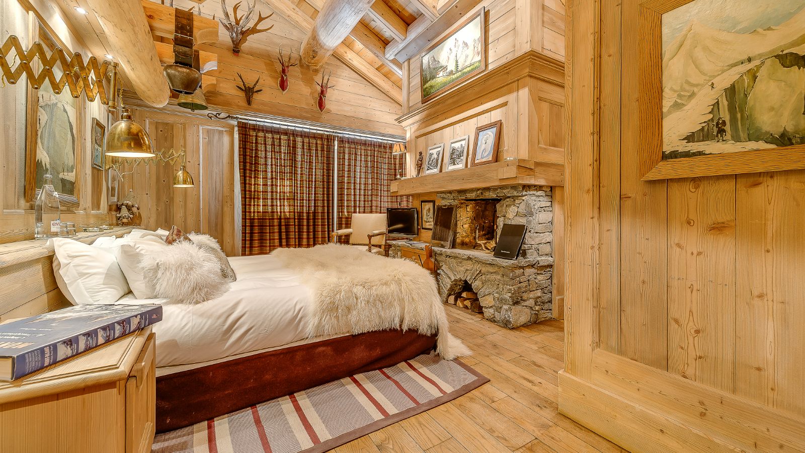 Luxury-Ski-Chalet-Val-I-Sere-Chalet-Montana-Oxford-Ski-Bedroom (5).jpg