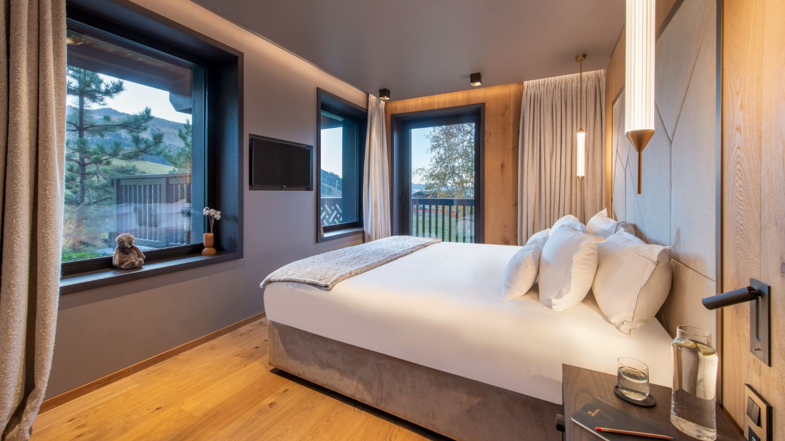 LuxurySki-Chalet-Courchevel-Chalet-Ascension-Oxford-Ski-Bedroom (18).jpg