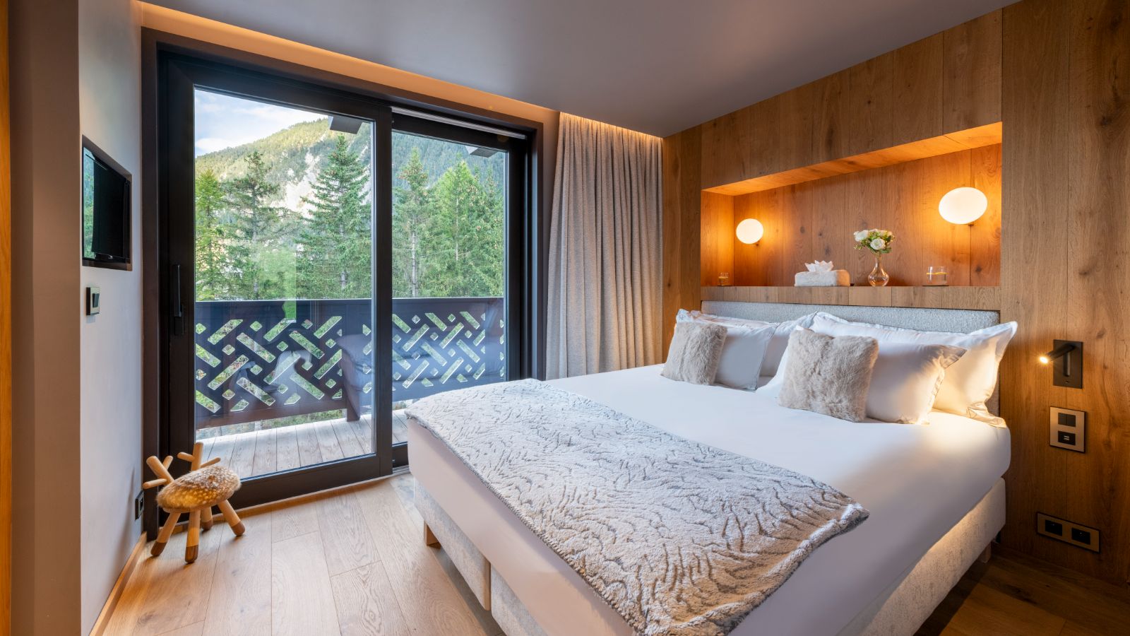 LuxurySki-Chalet-Courchevel-Chalet-Ascension-Oxford-Ski-Bedroom (21).jpg