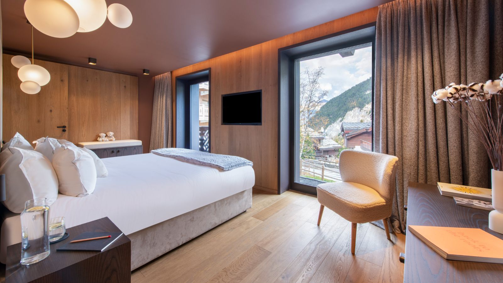 LuxurySki-Chalet-Courchevel-Chalet-Ascension-Oxford-Ski-Bedroom (23).jpg