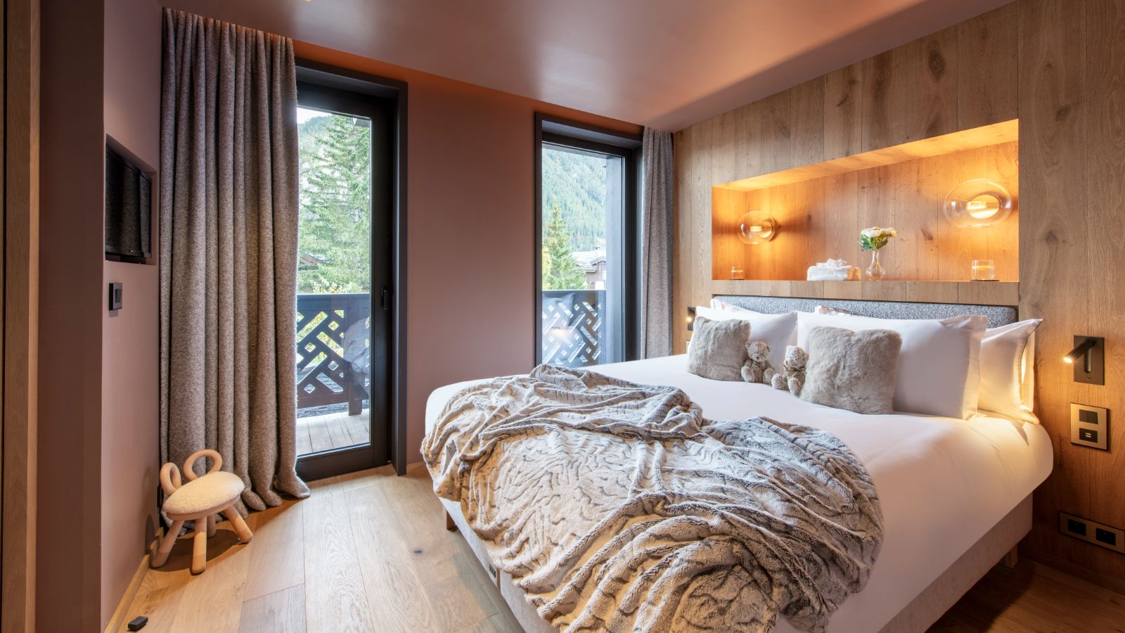 LuxurySki-Chalet-Courchevel-Chalet-Ascension-Oxford-Ski-Bedroom (26).jpg