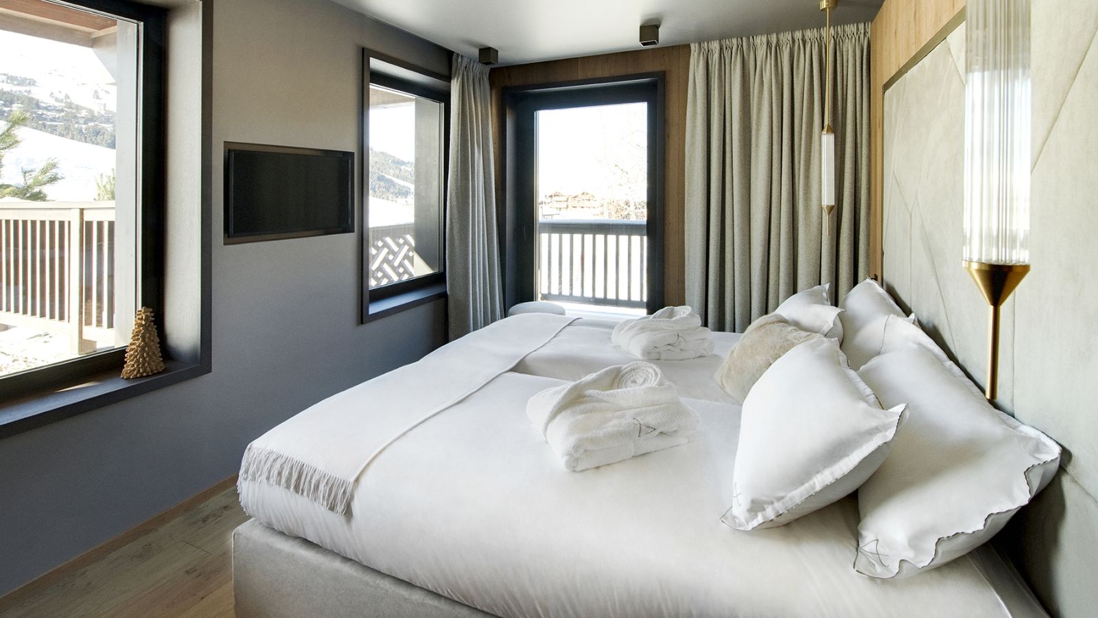 LuxurySki-Chalet-Courchevel-Chalet-Ascension-Oxford-Ski-Bedroom (37).jpg