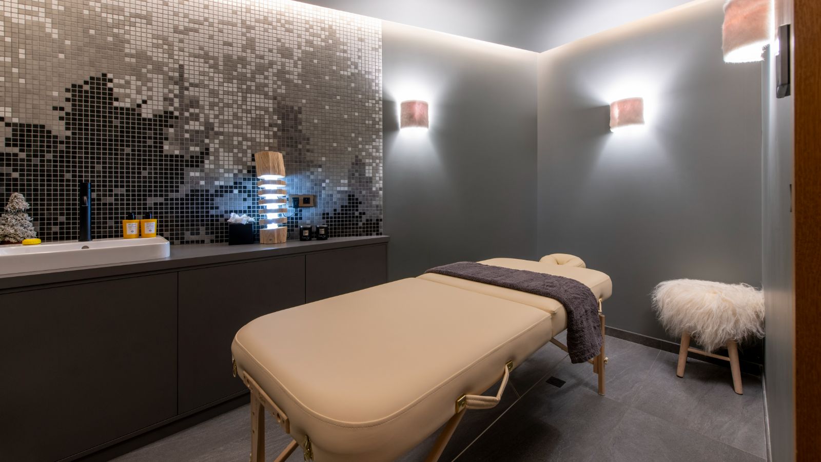 LuxurySki-Chalet-Courchevel-Chalet-Ascension-Oxford-Ski-Massage.jpg