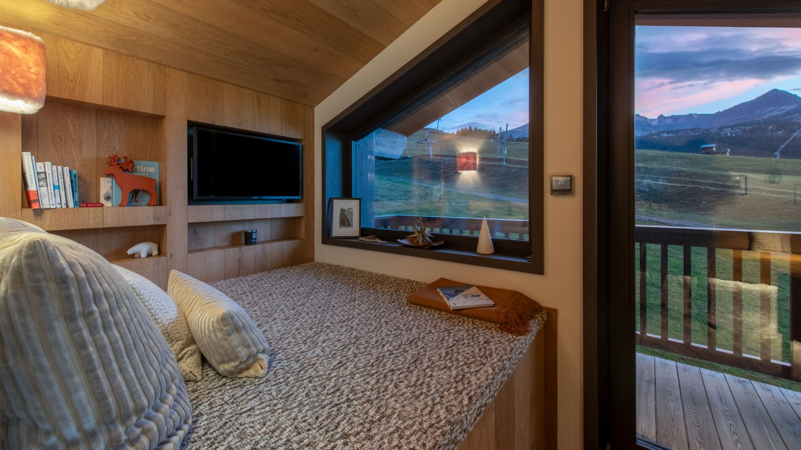 LuxurySki-Chalet-Courchevel-Chalet-Ascension-Oxford-Ski-Bedroom (13).jpg